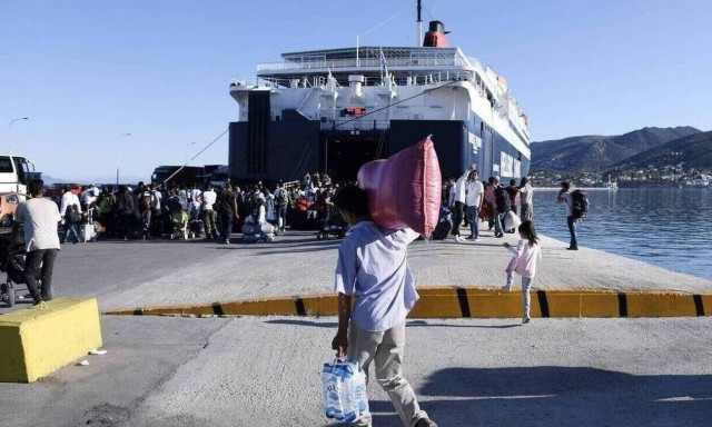More refugees and migrants arrive at Piraeus port