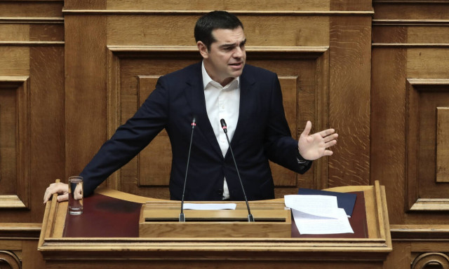 Tsipras accuses Mitsotakis of doing favours for the «business elite»