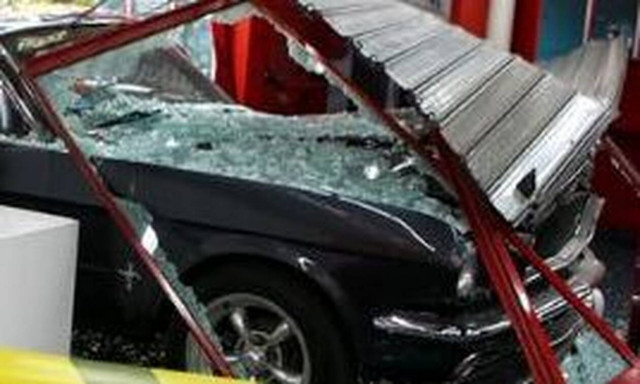 Άγιος Στέφανος: «Μπούκαραν» με αυτοκίνητο σε καθαριστήριο