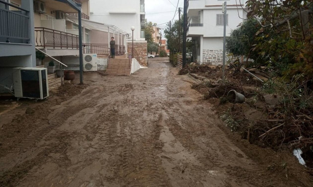 Κακοκαιρία: Εικόνες καταστροφής σε Θάσο και Χαλκιδική - Χείμαροι παρέσυραν αυτοκίνητα