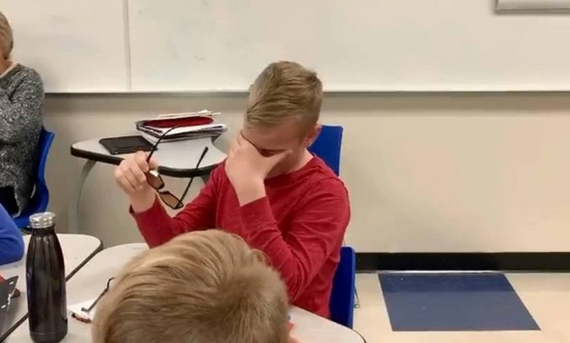 12χρονος βλέπει για πρώτη φορά χρώματα - Θα δακρύσετε από την αντίδρασή του (vid)