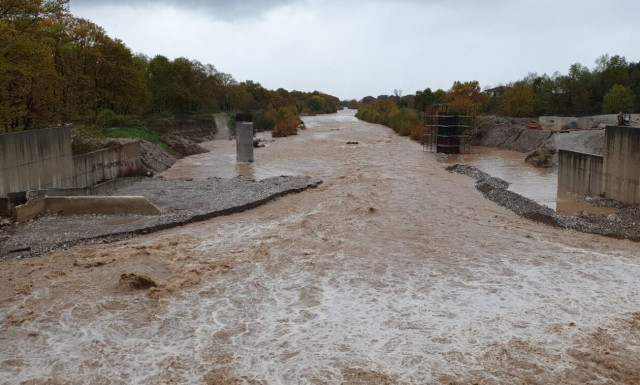 Συναγερμός στα Τρίκαλα: «Φούσκωσε» ο Πηνειός 