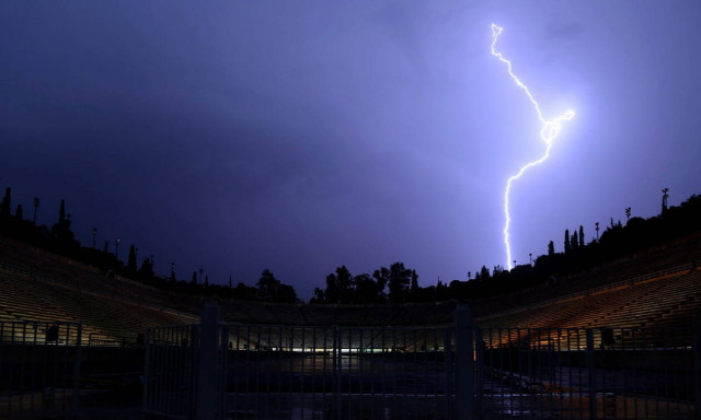 Καιρός: Σαρώνει τη χώρα ο «Γηρυόνης» - Σοβαρά προβλήματα σε αρκετές περιοχές