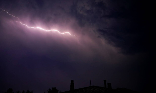 Καιρός τώρα: Ο «Γηρυόνης» χτυπάει με μανία την Αττική - Προβλήματα στην Κινέτα