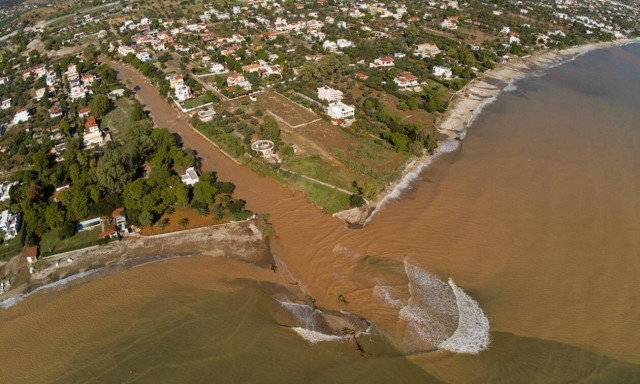 Χάος στην Κινέτα: Η λάσπη «κατάπιε» δρόμους, σπίτια και ΙΧ - Εικόνες από drone μετά την κακοκαιρία