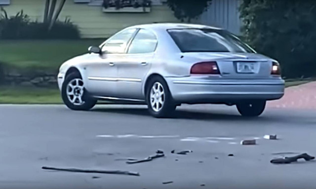 Σκύλος οδηγός έκανε κύκλους για μια ώρα στο τιμόνι μιας Mercury