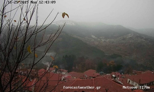 Χιονίζει στο Μέτσοβο - Στον 1 βαθμό Κελσίου ο υδράργυρος 