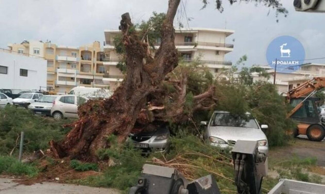 Κακοκαιρία - «Γηρυόνης»: Δεμένα τα πλοία στη Ρόδο - Δεν γίνονται πτήσεις, κλειστά τα σχολεία