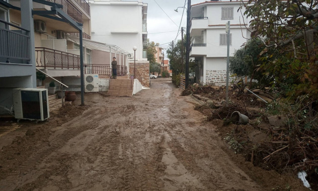 Θεομηνία στη Θάσο: Ποτάμια οι δρόμοι, πλημμυρισμένα σπίτια, εγκλωβισμένοι (vids)