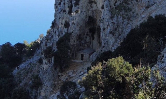 Είδε στον ύπνο του αυτό το εκκλησάκι στην Εύβοια και θεραπεύτηκε!