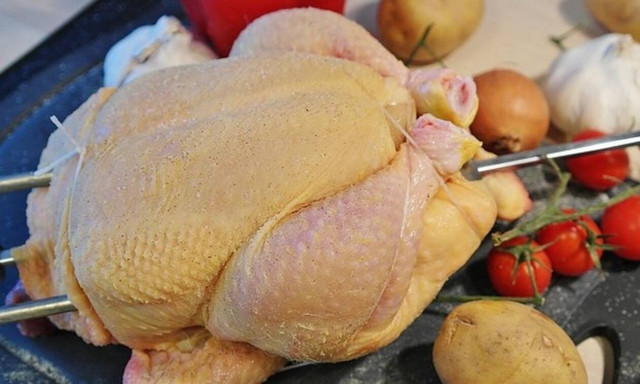 ΠΡΟΣΟΧΗ: Το τεράστιο λάθος που κάνουμε όλοι όταν ξεπαγώνουμε το κοτόπουλο