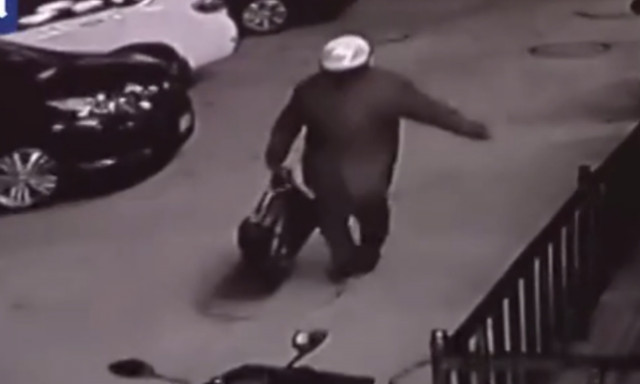 Βίντεο – σοκ: Πατέρας βάζει το γιο του σε τσάντα και τον αφήνει έξω από κτήριο (video) 