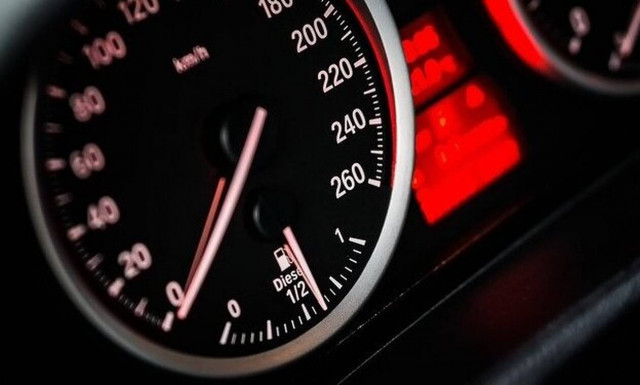 Έμεινες από μπαταρία στο αυτοκίνητο; Το κόλπο για να πάρει μπροστά!