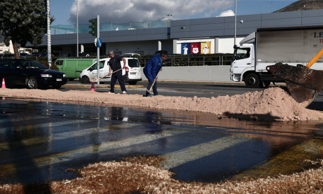 Χάος στη Λεωφόρο Βουλιαγμένης μετά από διαρροή ελαιόλαδου από φορτηγό (pics)