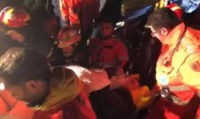Σεισμός στην Αλβανία: Συγκλονιστικές εικόνες – Καρέ-καρέ η διάσωση 24χρονου από την ΕΜΑΚ
