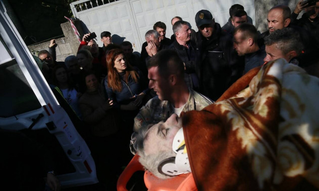 Σεισμός Αλβανία: Βίντεο σοκ - Διασώστες τρέχουν να σωθούν από μισογκρεμισμένο κτήριο