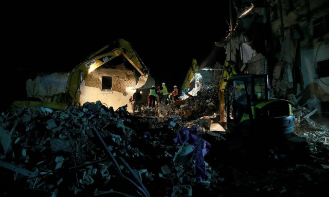 Σεισμός Αλβανία-Θρήνος και αγωνία στα συντρίμμια: Μάχη για να απεγκλωβίσουν παγιδευμένες οικογένειες