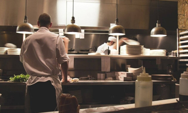 Πέθανε γνωστός τηλεοπτικός σεφ (pics)