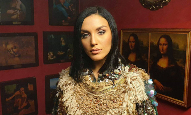 Πληγωμένη μένει η καρδιά: Νέο τραγούδι και εντυπωσιακό video clip από την Ιουλία Καλλιμάνη!