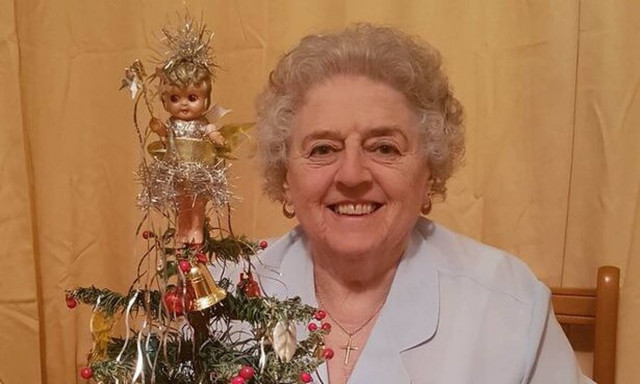 Έχει το δέντρο εδώ και πολλά χρόνια - Δείτε πότε το αγόρασε (pics)