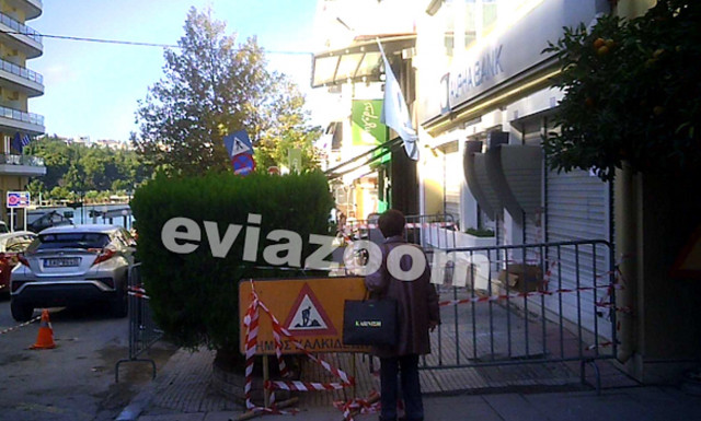 Χαλκίδα: Άνοιξε το πεζοδρόμιο και την «κατάπιε», ενώ έκανε ανάληψη από ATM 