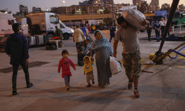 Συνεχίζεται η αποσυμφόρηση των νησιών του Αιγαίου: Στον Πειραιά δεκάδες πρόσφυγες και μετανάστες 