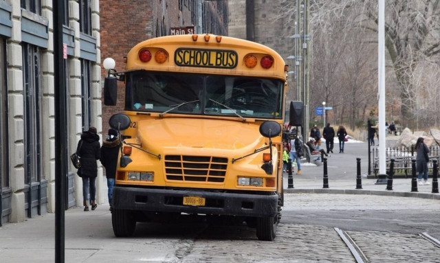 Εικόνες ΣΟΚ: Οδηγός σχολικού έπινε μπίρες ενώ μετέφερε μαθητές στο σχολείο (pics)