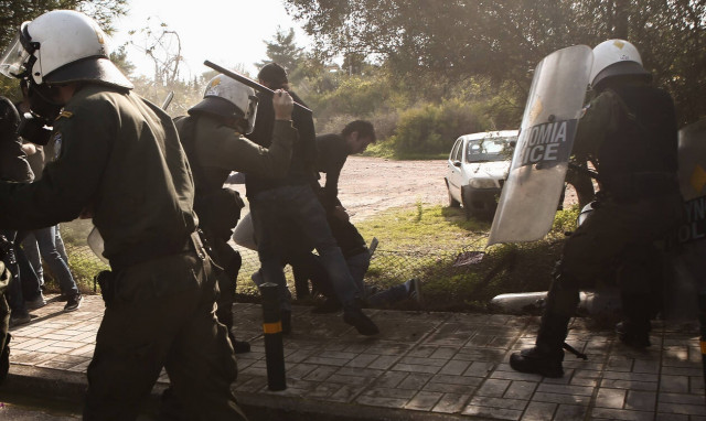 Επεισόδια και χημικά στην Ποσειδώνος - Φοιτητές συγκρούστηκαν με ΜΑΤ (pics&vid)