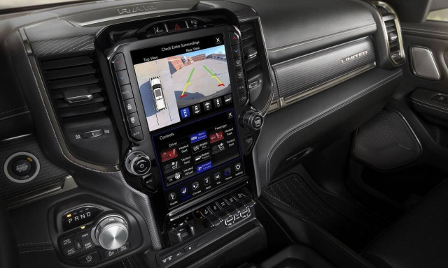 To νέο πεδίο αναμέτρησης των αυτοκινητοβιομηχανιών είναι οι οθόνες