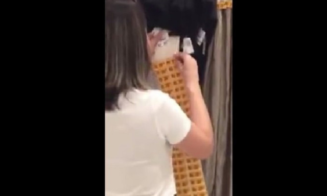 Black Friday: Πωλήτρια αλλάζει τις τιμές σε προϊόντα  με… τις ίδιες! (video)