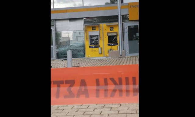 Βριλίσσια: Εισβολή με αυτοκίνητο σε τράπεζα (pics)