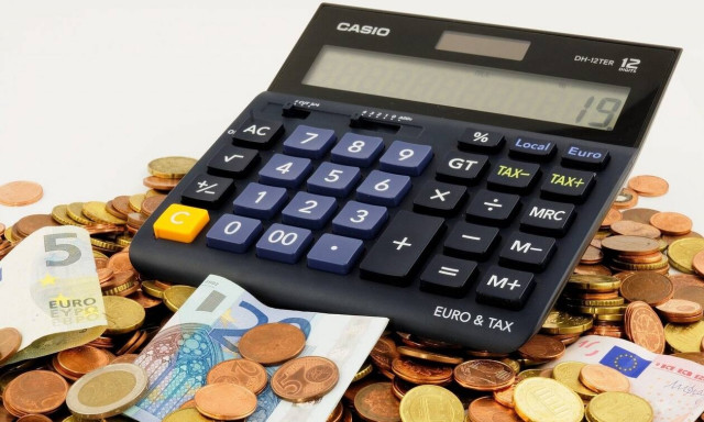 Αυτές είναι οι αυξήσεις που θα δουν μισθωτοί και συνταξιούχοι από την 1η Ιανουαρίου (ΠΙΝΑΚΕΣ)