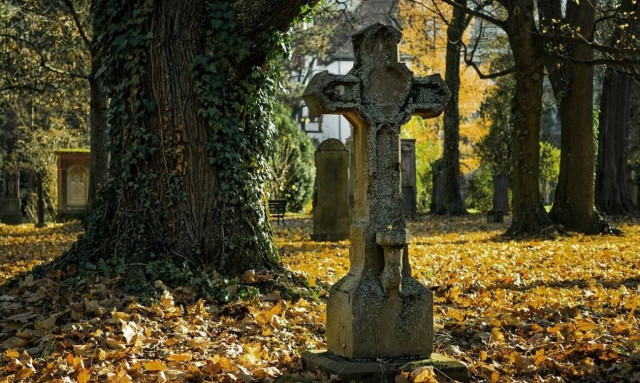 Σάλος σε νεκροταφείο: Έβαλε κρυφή κάμερα στον τάφο του συζύγου της - «Πάγωσε» με αυτό που είδε