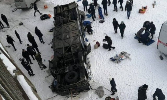 Φρικτό τροχαίο στη Ρωσία: Λεωφορείο έπεσε σε ποτάμι - 19 νεκροί