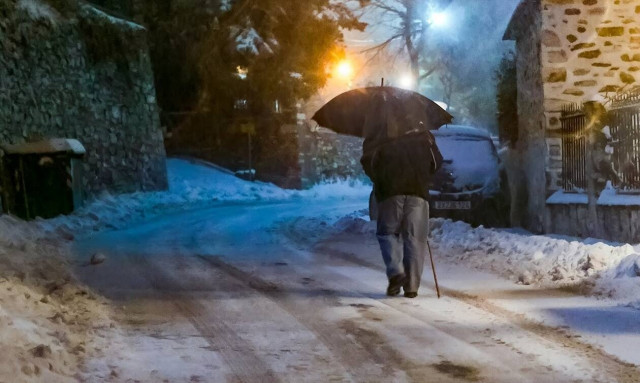 Καιρός ΤΩΡΑ: Το «έστρωσε» στη βόρεια Ελλάδα - Δείτε πού χιονίζει (pics&vids)