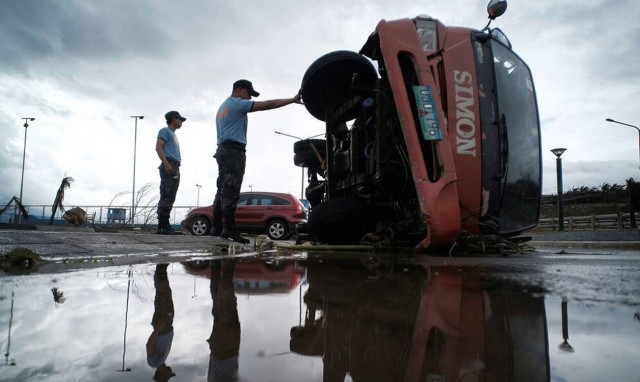 Χάος στις Φιλιππίνες από τον τυφώνα «Καμούρι»: Τουλάχιστον 3 νεκροί (pics+vid)