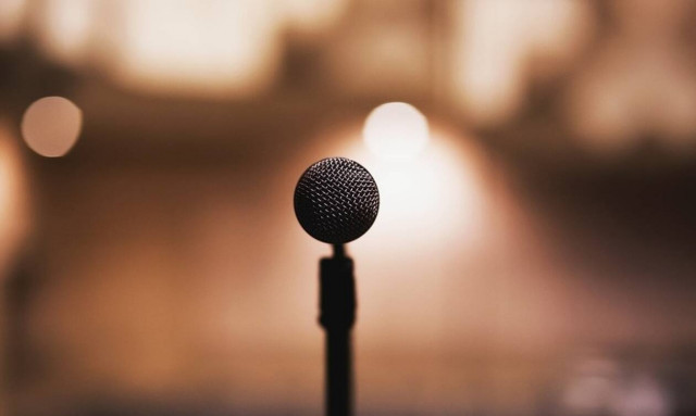 «Κόλαση»: Πασίγνωστη τραγουδίστρια γυμνή σε video clip για χριστουγεννιάτικο τραγούδι (pics)