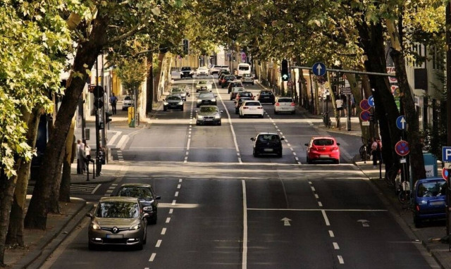 Τρόμος σε λεωφόρο: Άνοιξε τρύπα και «κατάπίε» φορτηγό και σκούτερ – Εικόνες ΣΟΚ (pics)