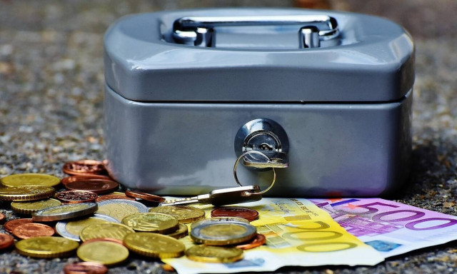 ΟΠΕΚΑ: «Βρέχει» χρήματα πριν τα Χριστούγεννα για τους δικαιούχους επιδομάτων 