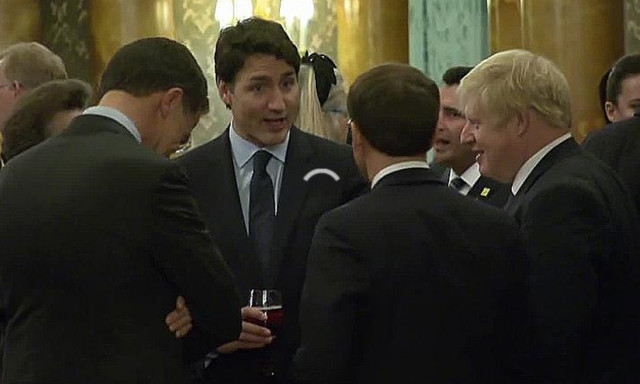 ΝΑΤΟ: «Πηγαδάκι» και... κουτσομπολιό ηγετών με θέμα τον Τραμπ