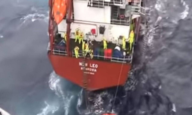 Καρέ - καρέ η συγκλονιστική διάσωση του ακυβέρνητου πλοίου στη Σκύρο