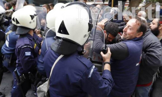Ηράκλειο: Συμπλοκή αστυνομικών και αγροτών - Χημικά και ένταση 