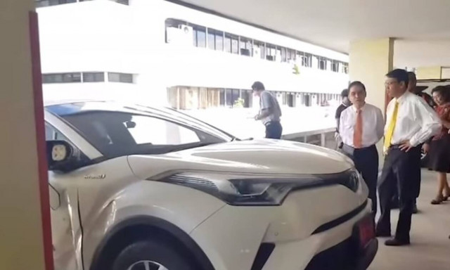 Αυτό είναι το χειρότερο παρκάρισμα στην ιστορία! Κόντεψε να το ρίξει στο κενό (pics+vid)