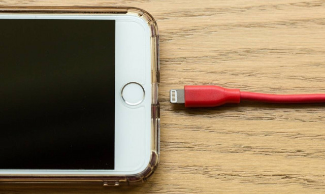 Σας αφορά: Ο τρόπος που φορτίζετε το κινητό σας κρύβει μεγάλο κίνδυνο (pics)