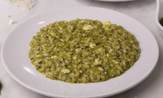 Ριζότο με πέστο βασιλικού και κατσικίσιο τυρι