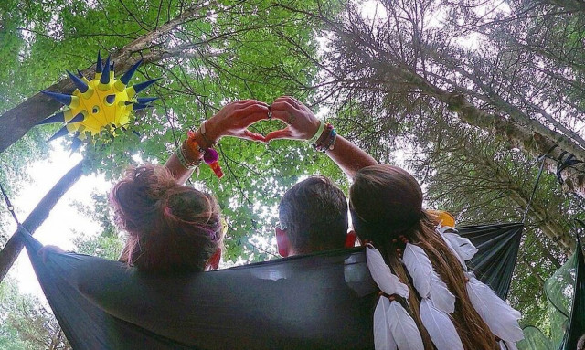 Τέτοια σχέση δεν έχετε ξαναδεί – Μοιράζονται τον ίδιο άνδρα και ζουν όλοι μαζί (photos)