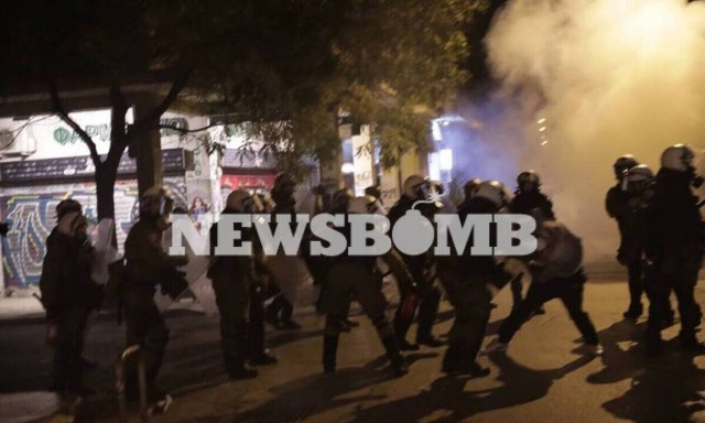 Επέτειος Γρηγορόπουλου: Πεδίο μάχης για ώρες τα Εξάρχεια – Μολότοφ, χημικά και προσαγωγές