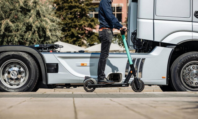 Τα ηλεκτρικά πατίνια γίνονται «ορατά» με το σύστημα Sideguard της Mercedes