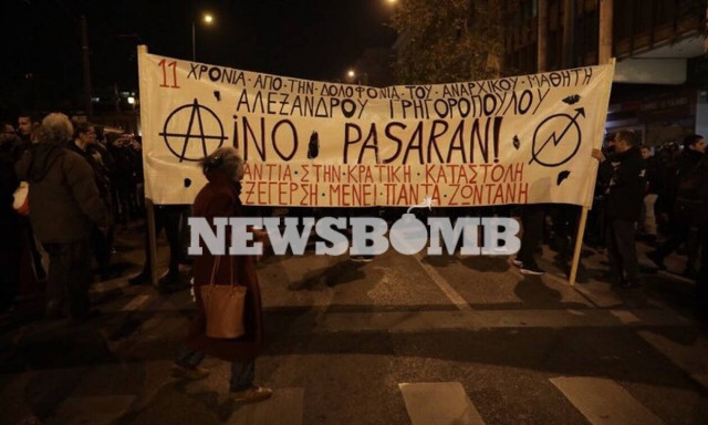 Επέτειος Γρηγορόπουλου: Σε εξέλιξη η πορεία στην Αθήνα - Χιλιάδες αστυνομικοί επί ποδός (pics)