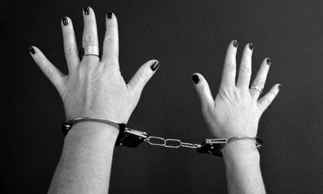 Σοκ: Καθηγήτρια υιοθέτησε έφηβο και τον έκανε σκλάβο του σεξ (pics)